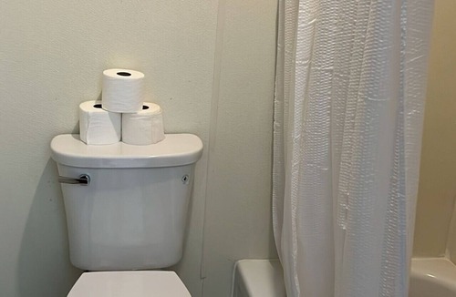 Harper Hotel | Room 32 - Standard Queen - Sleeps 2 - Harper Motel