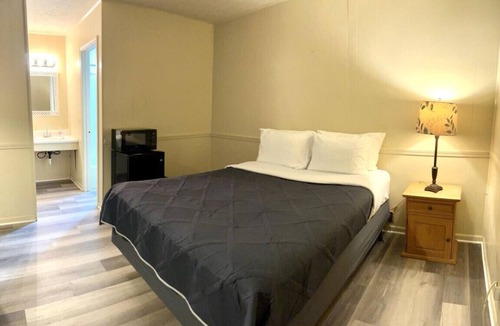 Harper Hotel | Room 33 - Standard Queen - Sleeps 2 - Harper Motel