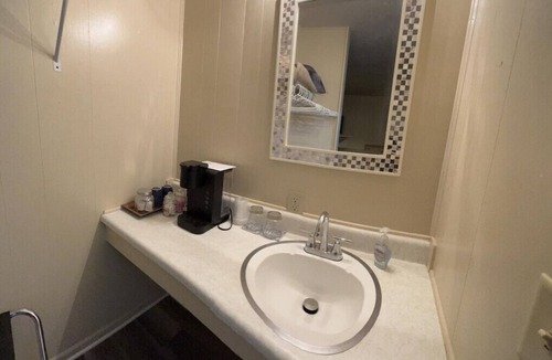Harper Hotel | Room 33 - Standard Queen - Sleeps 2 - Harper Motel