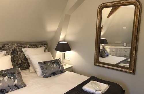 Jarze Bed & Breakfast | Room 5 king size bed with en suite