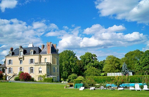 Jarze Bed & Breakfast | Room 5 king size bed with en suite