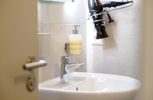Dusslingen Apartment | Room '6' with Shared Terrace and Wi-Fi