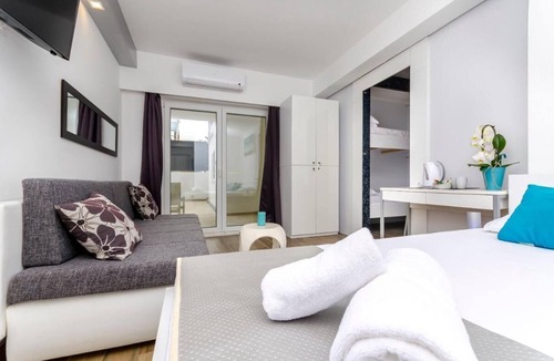 Kastel Stafilic House | Room-all Saints Suites B&b Kastela