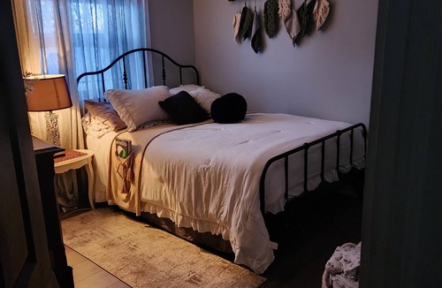 Sydney House | Room Available in Comfortable Cozy Cottage on Cottage Road.