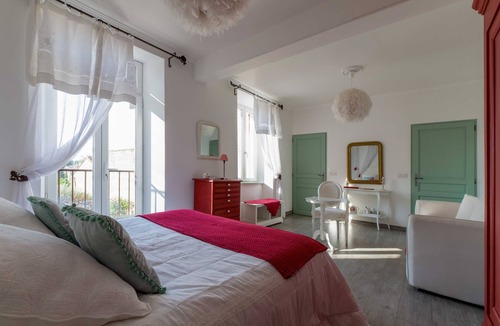 Chateauneuf-de-Gadagne Bed & Breakfast | Room 'Cardinale' with Shared Pool, Wi-Fi and Air Conditioning