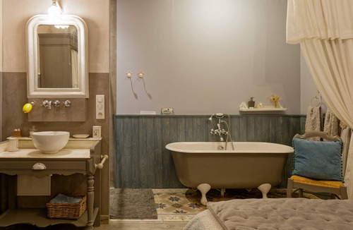 Chateauneuf-de-Gadagne Bed & Breakfast | Room 'Cardinale' with Shared Pool, Wi-Fi and Air Conditioning