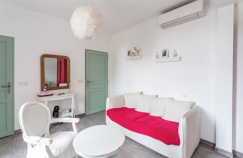 Chateauneuf-de-Gadagne Bed & Breakfast | Room 'Cardinale' with Shared Pool, Wi-Fi and Air Conditioning