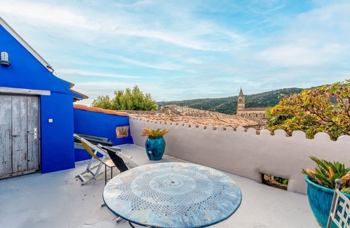 Collias Apartment | Room 'Chambre 10' with Shared Pool, Wi-Fi and Air Conditioning