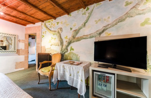 Collias Apartment | Room 'Chambre 11' with Shared Pool, Wi-Fi and Air Conditioning