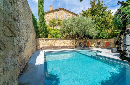 Collias Apartment | Room 'Chambre 12' with Shared Pool, Wi-Fi and Air Conditioning