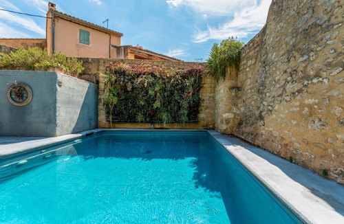 Collias Apartment | Room 'Chambre 14' with Shared Pool, Wi-Fi and Air Conditioning