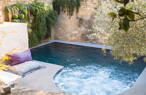 Collias Apartment | Room 'Chambre 14' with Shared Pool, Wi-Fi and Air Conditioning