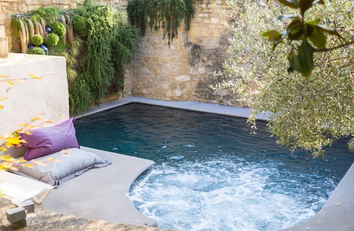 Collias Apartment | Room 'Chambre 21' with Shared Pool, Wi-Fi and Air Conditioning