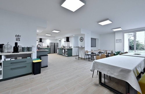 Salies-du-Salat Apartment | Room 'Chambre 7' with Shared Terrace, Wi-Fi and Air Conditioning