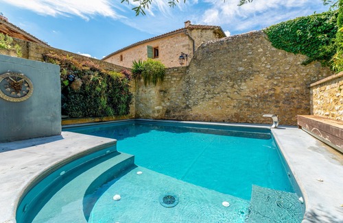 Collias Apartment | Room 'Chambre Bain A L Ancienne' with Shared Pool, Wi-Fi and Air Conditioning
