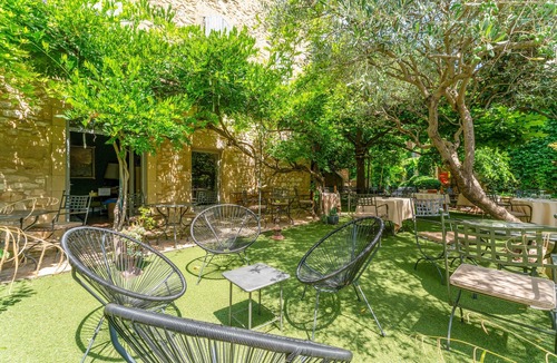 Collias Apartment | Room 'Chambre Bain A L Ancienne' with Shared Pool, Wi-Fi and Air Conditioning