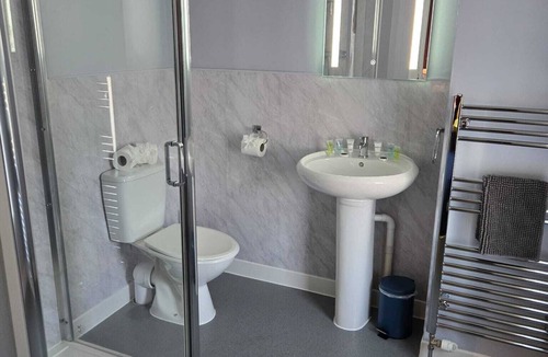 Cranleigh House | Room-comfortable and Spacious - Guest Ro