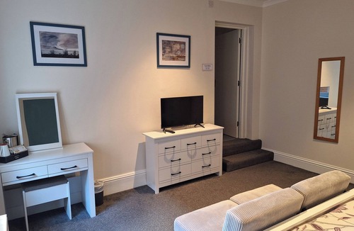 Cranleigh House | Room-comfortable and Spacious - Guest Ro