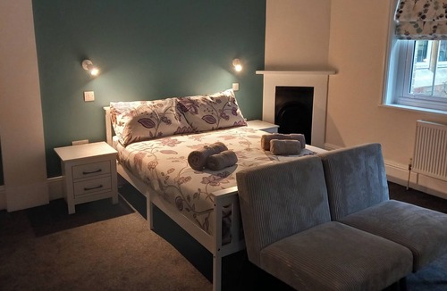 Cranleigh House | Room-comfortable and Spacious - Guest Ro