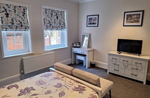 Cranleigh House | Room-comfortable and Spacious - Guest Ro