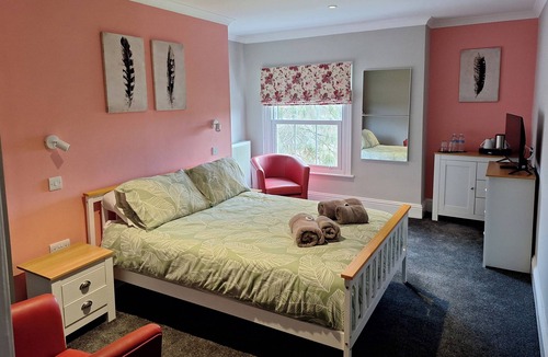 Cranleigh House | Room-comfortable Guest Room With a Bath