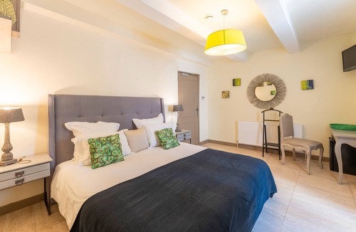 Saint-Andiol Apartment | Room 'Corilla' with Shared Garden, Wi-Fi and Air Conditioning