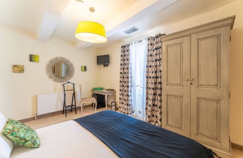Saint-Andiol Apartment | Room 'Corilla' with Shared Garden, Wi-Fi and Air Conditioning