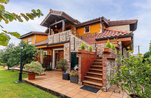 Rubayo Apartment | Room 'Doble Camelia' with Mountain View, Shared Terrace and Wi-Fi