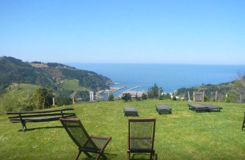Deba Apartment | Room 'Double 5' with Mountain Views, Private Garden and Wi-Fi