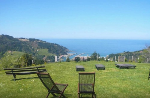 Deba Apartment | Room 'Double 5' with Mountain Views, Private Garden and Wi-Fi