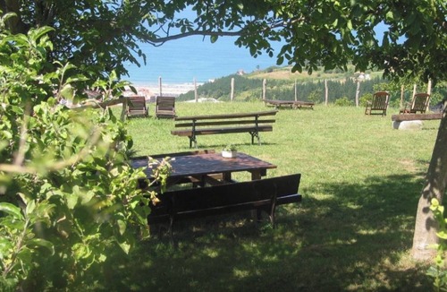 Deba Apartment | Room 'Double 5' with Mountain Views, Private Garden and Wi-Fi