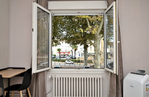 Salies-du-Salat Apartment | Room 'Double Room' with Shared Terrace, Wi-Fi and Air Conditioning