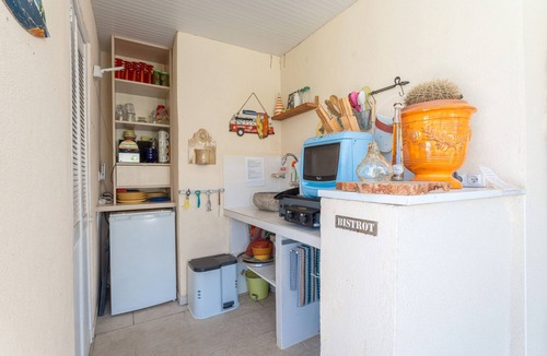 Saint-Nazaire Apartment | Room 'Esprit Du Sud' with Shared Pool, Wi-Fi and Air Conditioning