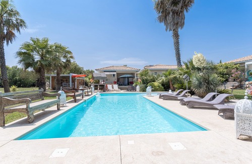 Saint-Nazaire Apartment | Room 'Esprit Du Sud' with Shared Pool, Wi-Fi and Air Conditioning