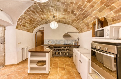 Creixell Apartment | Room 'Fonoll' with Shared Pool, Terrace and Wi-Fi