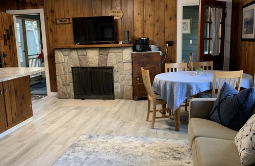 Higgins Lake Cottage | Room For All - Hilltop View Cottage