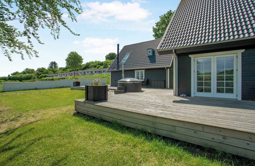 Aabenraa House | Room for everyone. Pool - wilderness bath