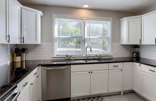 Mission House | Room for Everyone Sleeps 8 Pool Table Near shops