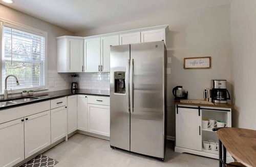 Mission House | Room for Everyone Sleeps 8 Pool Table Near shops