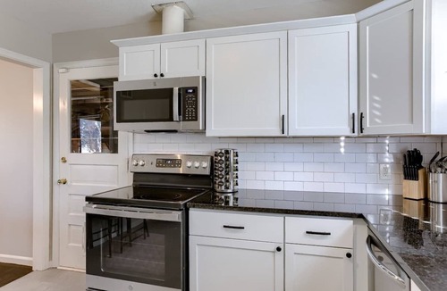 Mission House | Room for Everyone Sleeps 8 Pool Table Near shops