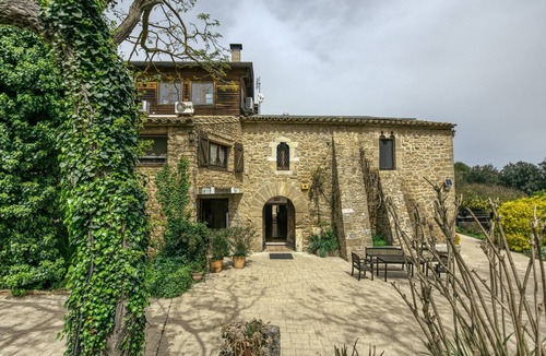 Pujals dels Pagesos Apartment | Room 'Gregal' with Shared Pool, Wi-Fi and Air Conditioning