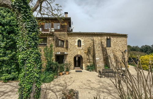 Pujals dels Pagesos Apartment | Room 'Gregal' with Shared Pool, Wi-Fi and Air Conditioning