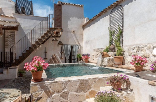Noves Apartment | Room 'Habitación Constanza' with Shared Pool, Shared Terrace and Wi-Fi