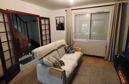 Longue-Jumelles Bed & Breakfast | Room in a family home