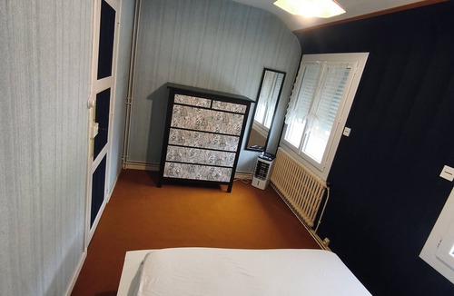 Longue-Jumelles Bed & Breakfast | Room in a family home
