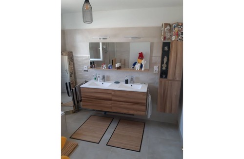 Perols Bed & Breakfast | ROOM IN QUIET VILLA WITH POOL PEROLS NEAR CARNON