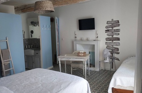 Serignan-du-Comtat Bed & Breakfast | Room in village house, 1st floor