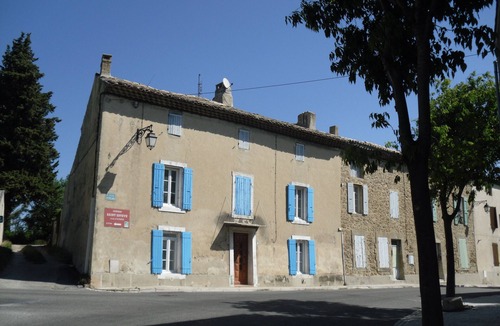 Serignan-du-Comtat Bed & Breakfast | Room in village house