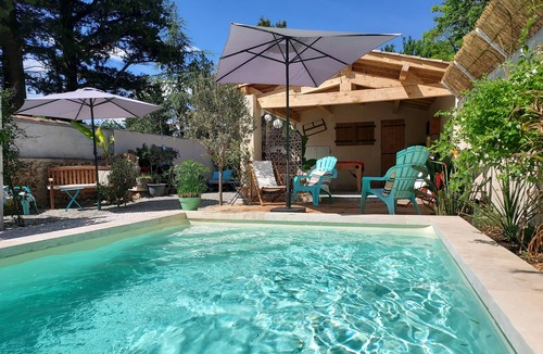Serignan-du-Comtat Bed & Breakfast | Room in village house