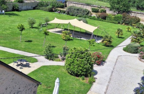 Fye Apartment | Room 'Le Meslay N°2 - Room for 2 People' with Shared Terrace, Shared Garden and Wi-Fi